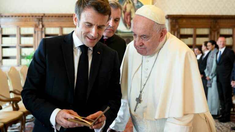 Emmanuel Macron met Pope Francis