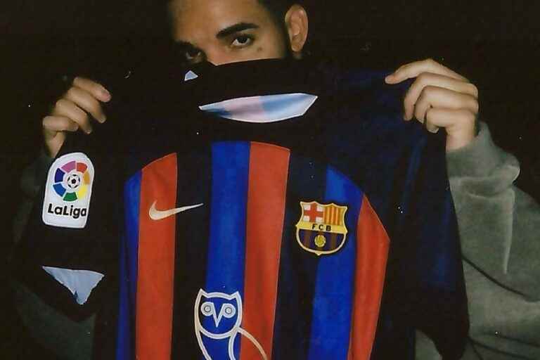 FC Barcelona players sport the Drake logo