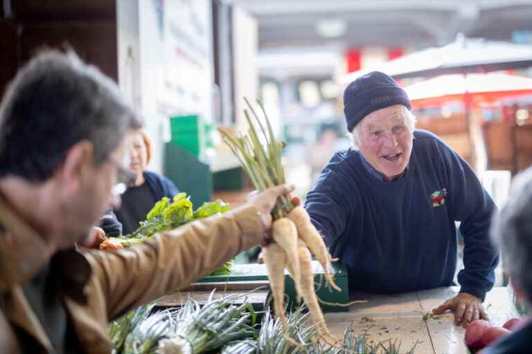 Faces of Montreal |  Market devotees