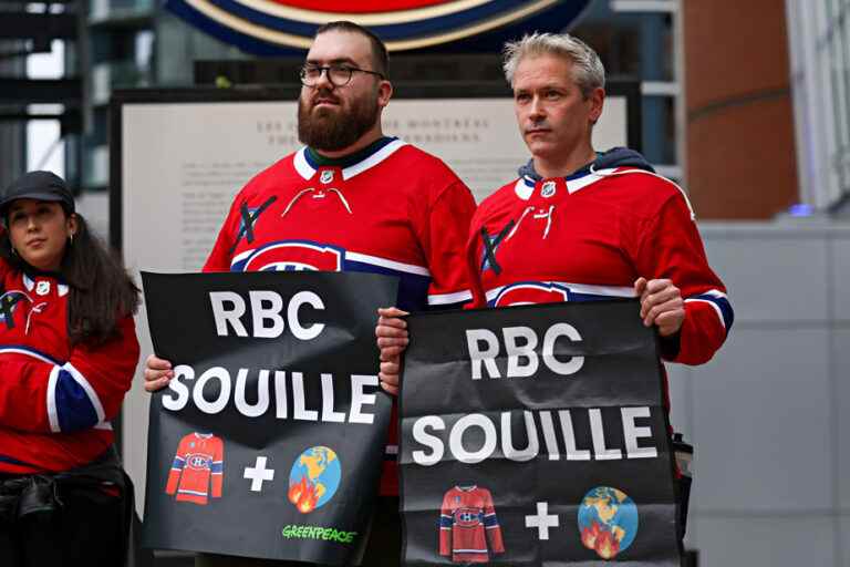 Greenpeace manifest against RBC at the pre-game of the Canadian