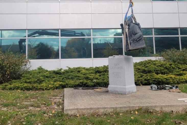 “Historic gesture” |  Montreal blue collar workers remove the statue of ex-unionist Jean Lapierre