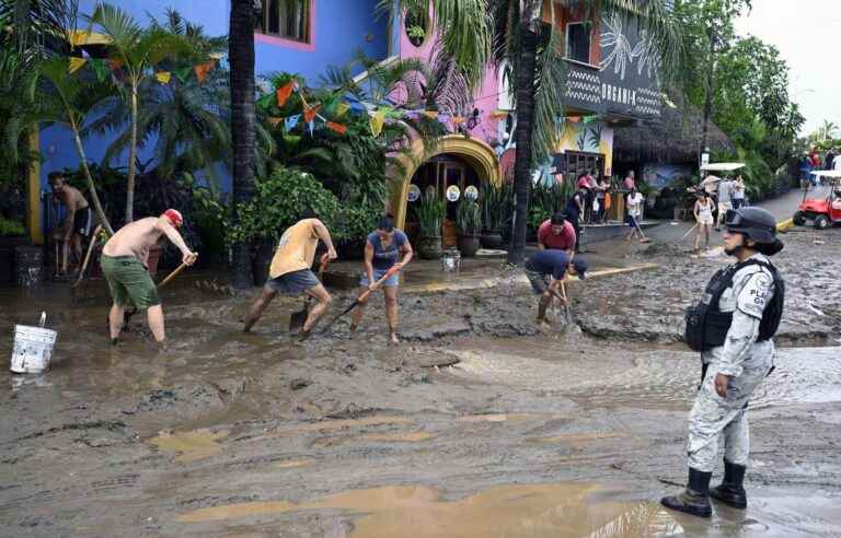 Hurricane Roslyn rages in Mexico