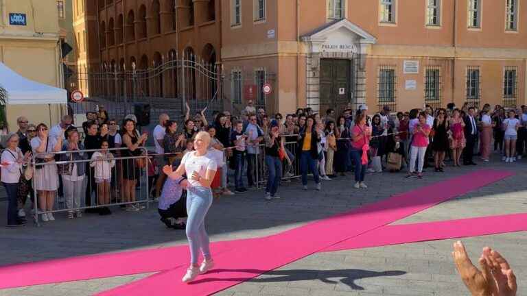 In Nice, a parade to raise awareness of breast cancer in women under 40