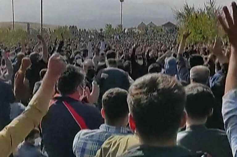 Iran |  Security forces fire on demonstrators and kill one