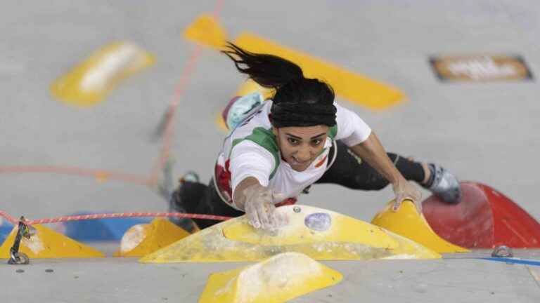 Iranian athlete Elnaz Rekabi returns to Tehran to cheers