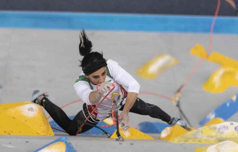 Iranian climber Elnaz Rekabi, who participated in a competition without the Islamic veil, is welcomed as a hero in Tehran.