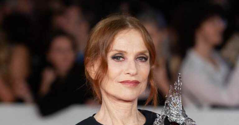 Isabelle Huppert frozen in an ultra-tight dress, Louis Garrel enchants Italian lands