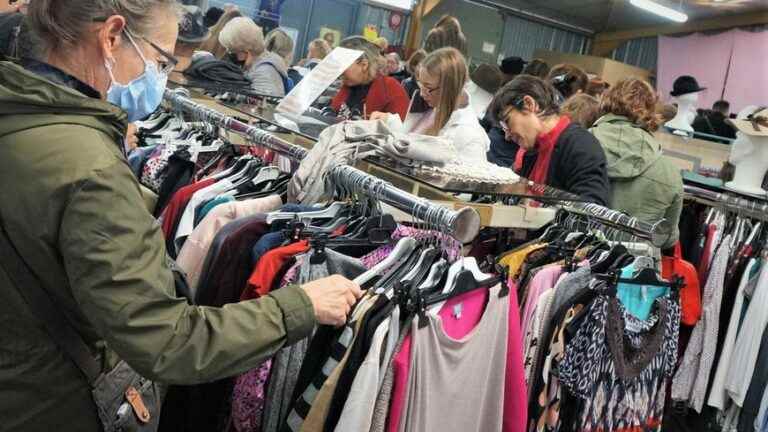 “It’s a treasure hunt”, bargain hunters rush to the big sale of Emmaüs in Indre-et-Loire