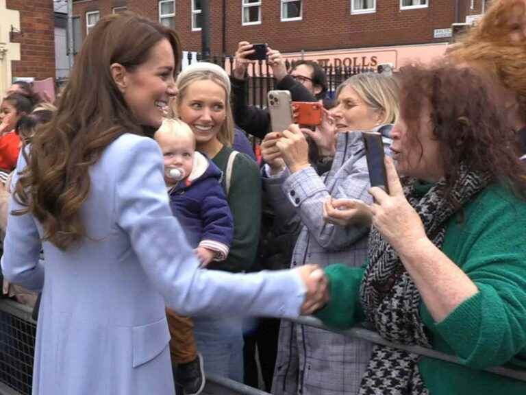 Kate Middleton hung by a woman who pulls her arm (VIDEO)