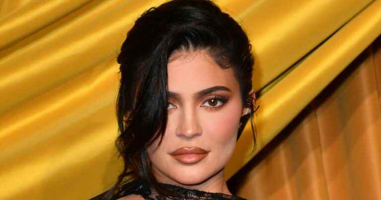 Kylie Jenner: Lace dress, visible lingerie and mittens… she dares an incredible look!