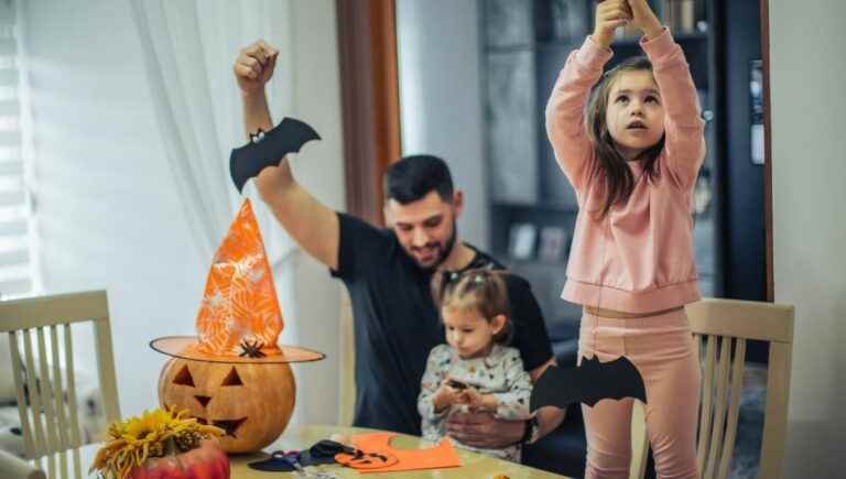 Make your Halloween decoration at home, with the family, with recycling