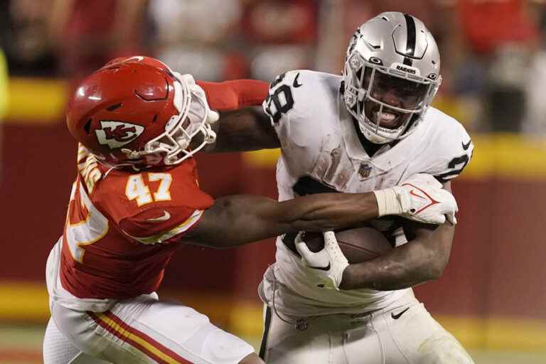 NFL |  Chiefs narrowly defeat Raiders 30-29