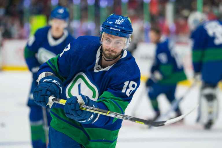 NHL |  Canucks send Jason Dickinson to Blackhawks