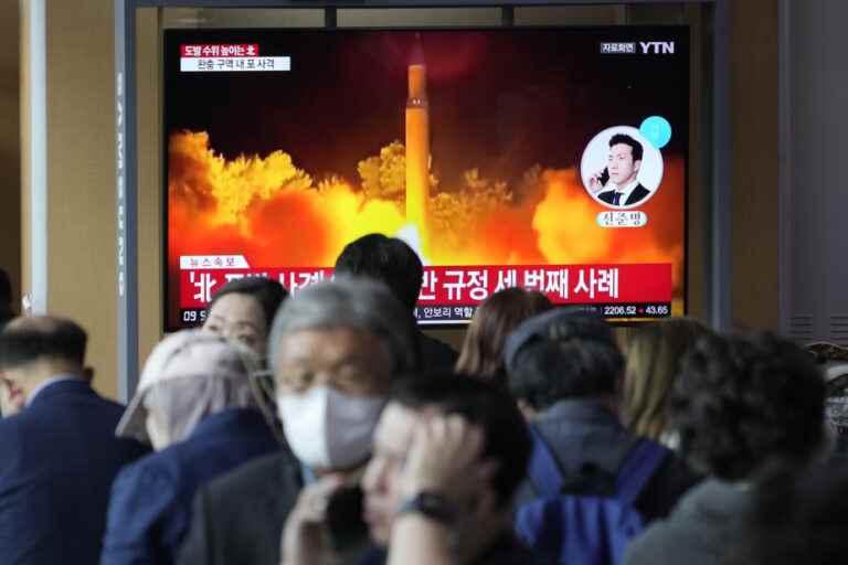 North Korea fires a new missile and multiplies military maneuvers