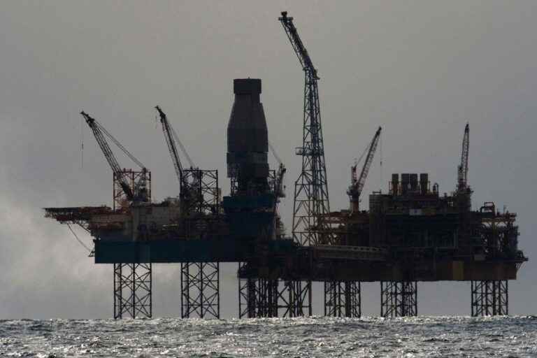 Oil stable, IEA pessimistic on global demand