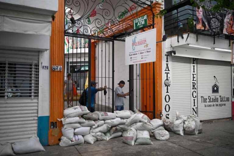 Pacific Coast |  Hurricane Roslyn makes landfall in Mexico