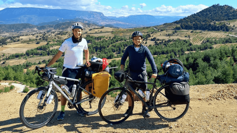 Paris-Doha by bike, the ecological challenge of two supporters of the French team