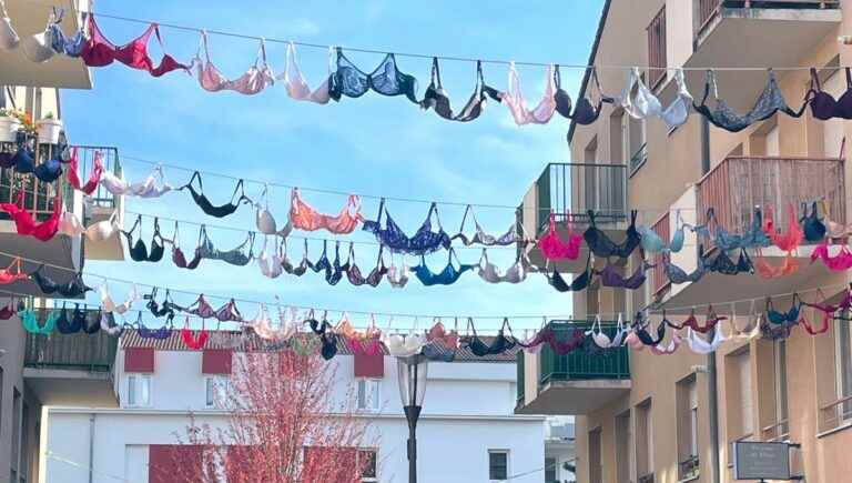 Pink October in Pulnoy, residents show off their bras