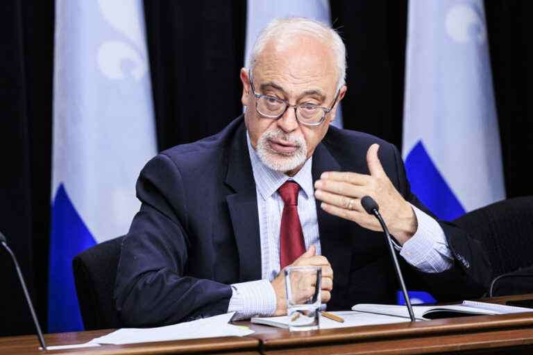 Presidency of the PLQ |  Carlos Leitao raises his hand