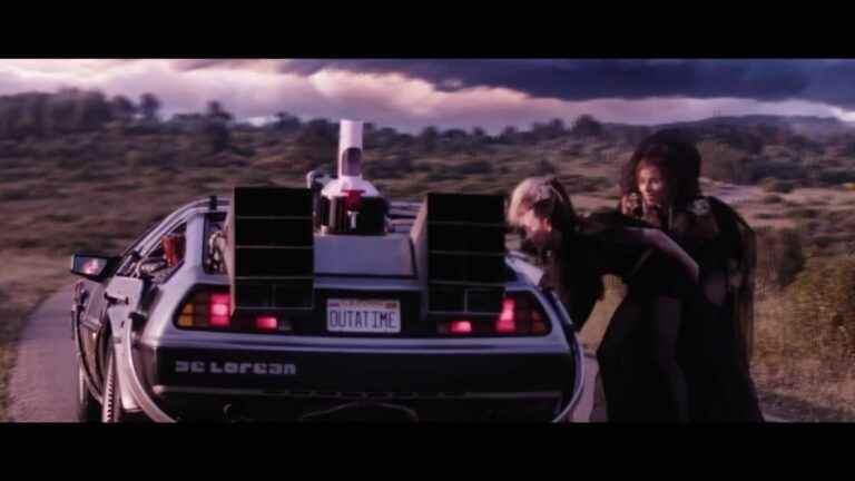 Rémi Gaillard directs the mythical DeLorean from “Back to the Future” for the clip of the group LEJ