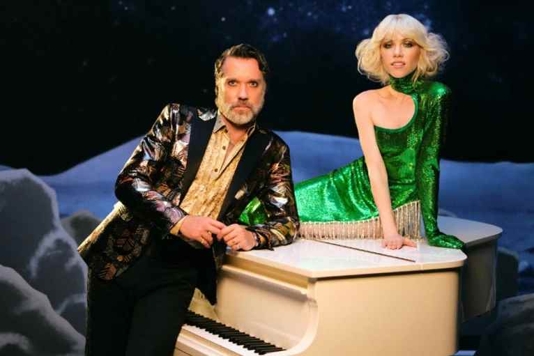 Rufus Wainwright sings disco with Carly Rae Jepsen