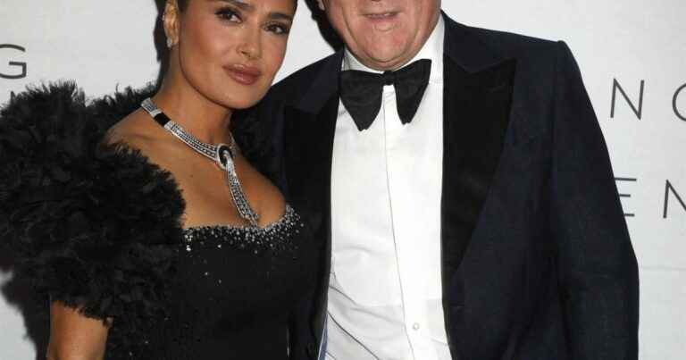 Salma Hayek and François Pinault in love: she dares a fluorescent dress, an unexpected look