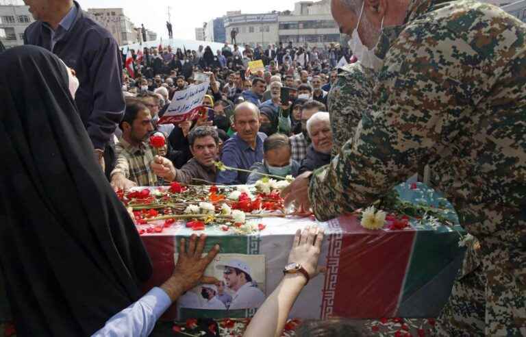 Slogans against the “riots” at the funeral of the victims of the Shiraz attack in Iran