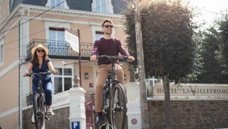 Stay in Saint-Malo and visit the city by bike with the Hotel La Villefromoy!