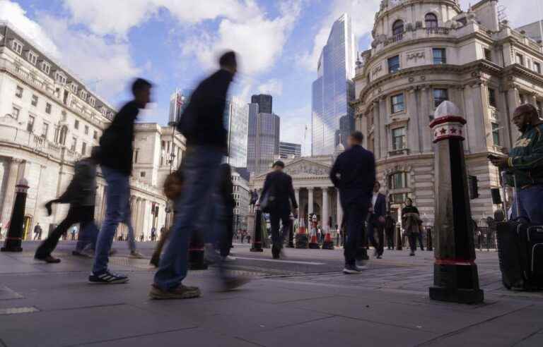 The British economy is accumulating new negative signals in a country in the midst of a political and financial crisis.