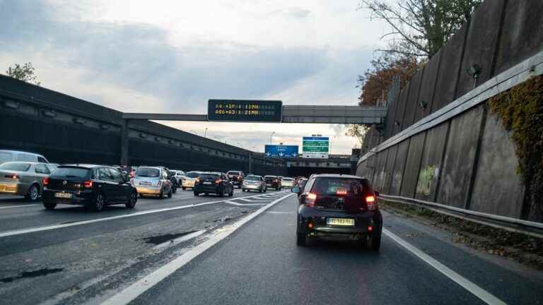 The “Last renovation” collective blocks a highway and interrupts an Opera in Bastille