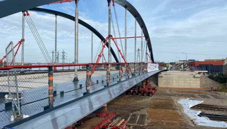 The impressive installation of the new Witry bridge in Reims