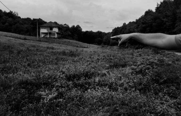 The valley of the mass graves, between desolation and Bosnian resilience