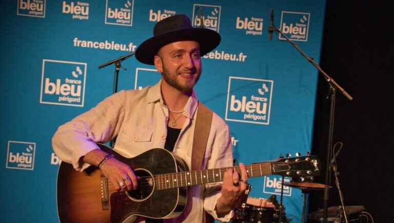 The young songwriter performs Allan Védé on the factory stage in Saint Astier