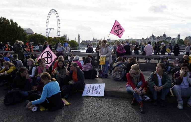 Thousands of Britons demonstrate against inflation