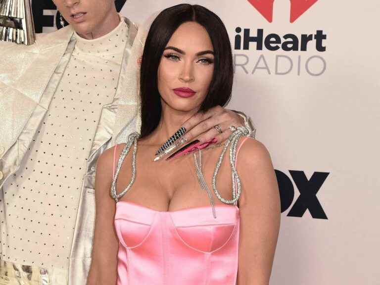 We copy the total pink look of Megan Fox at a low price