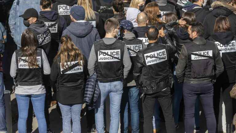 a hundred police officers gathered in Paris to prevent the “PJ from disappearing”