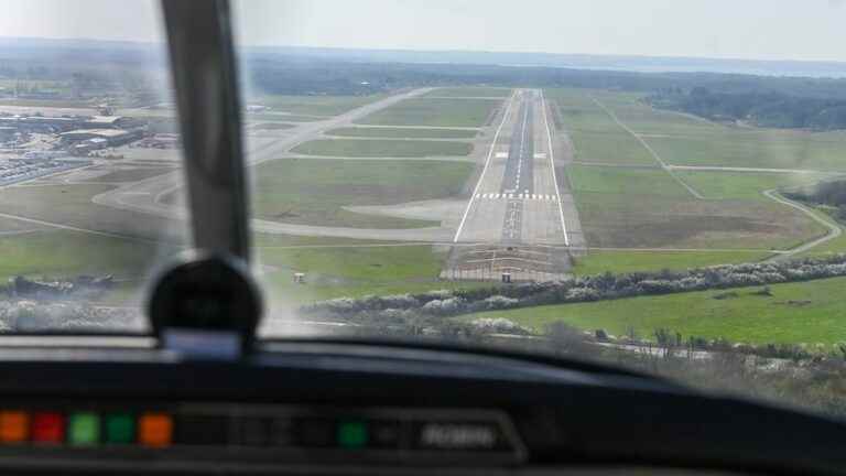 a plane misses its landing, traffic interrupted for several hours