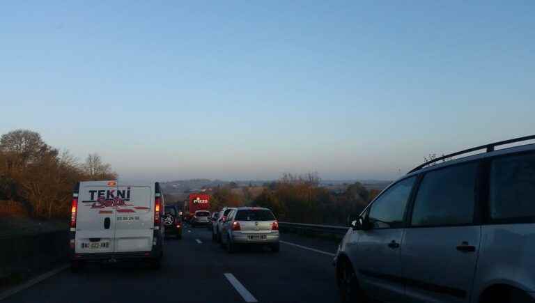 a strike by Dirco agents causing a major traffic jam on the A20