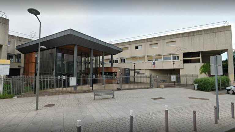 an investigation opened in Essonne after death threats against a professor