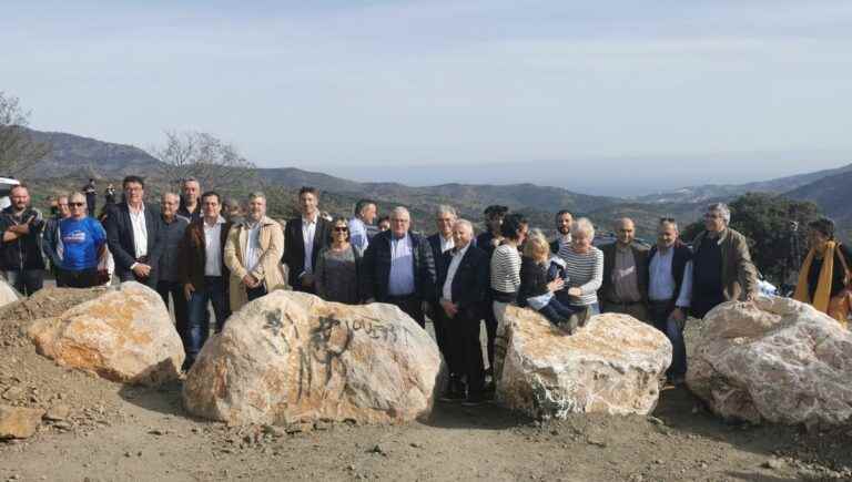 around thirty elected officials from northern and southern Catalonia gathered to demand the reopening