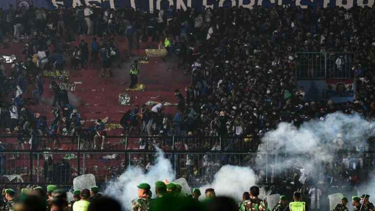 at least 129 dead after a crowd movement in a football stadium