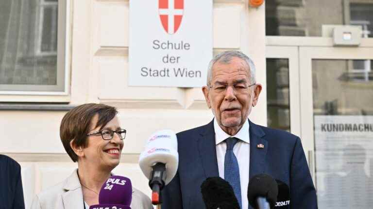 environmentalist Alexander Van der Bellen re-elected as president of the country, according to the first projections