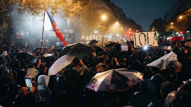 hundreds of people gathered in Paris around the party of Eric Zemmour