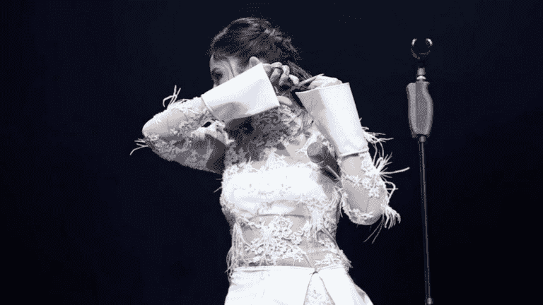 in the middle of a concert, the Turkish singer Melek Mosso cuts her hair to support the Iranian women who are demonstrating