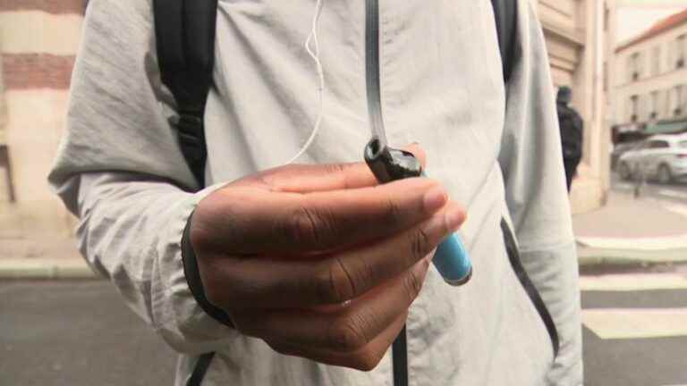 more and more teenagers are trying disposable electronic cigarettes