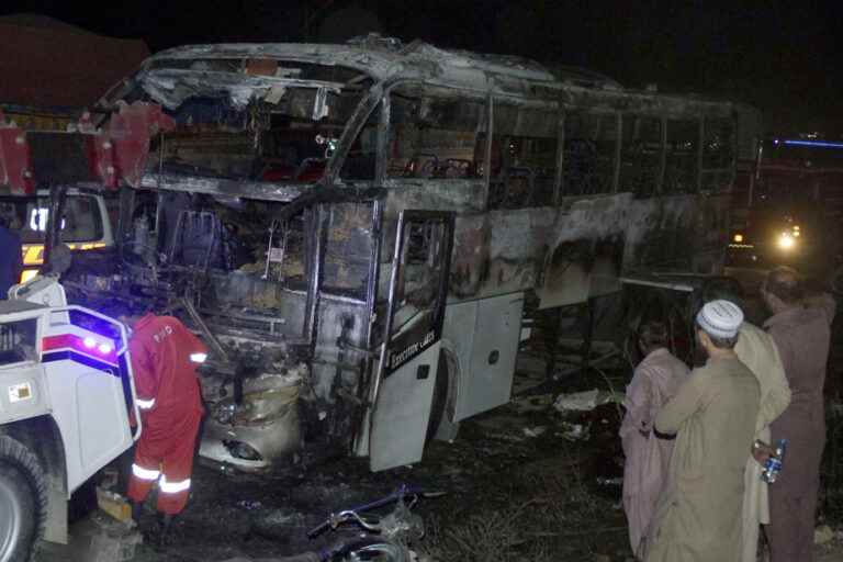 pakistan |  Eighteen dead in bus fire