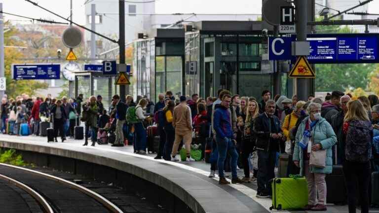 rail traffic paralyzed for several hours in the north of the country after possible sabotage