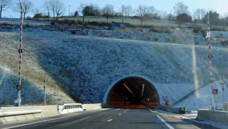 the Violay tunnel closed this morning, a car caught fire inside