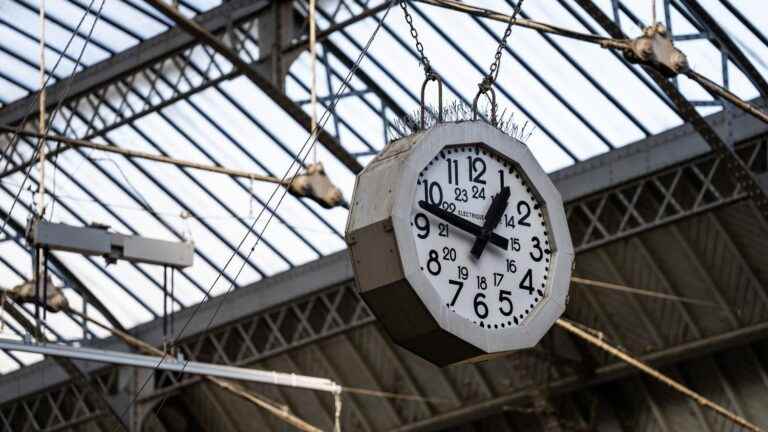 the clocks will go back one hour overnight from Saturday to Sunday