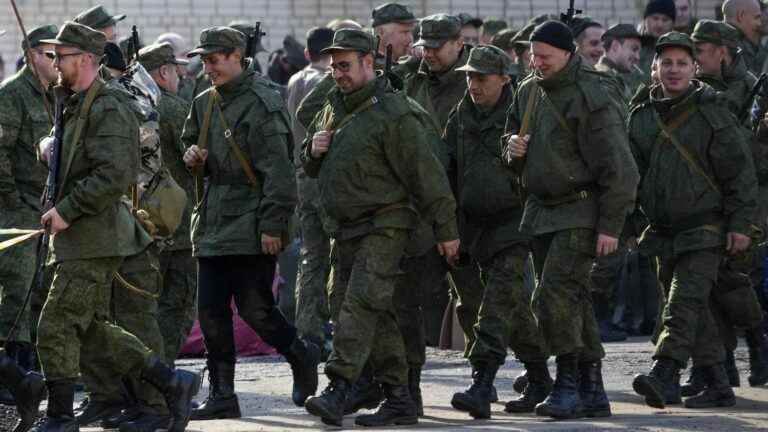 the obstacle course of Russian conscripts and their families to find military equipment